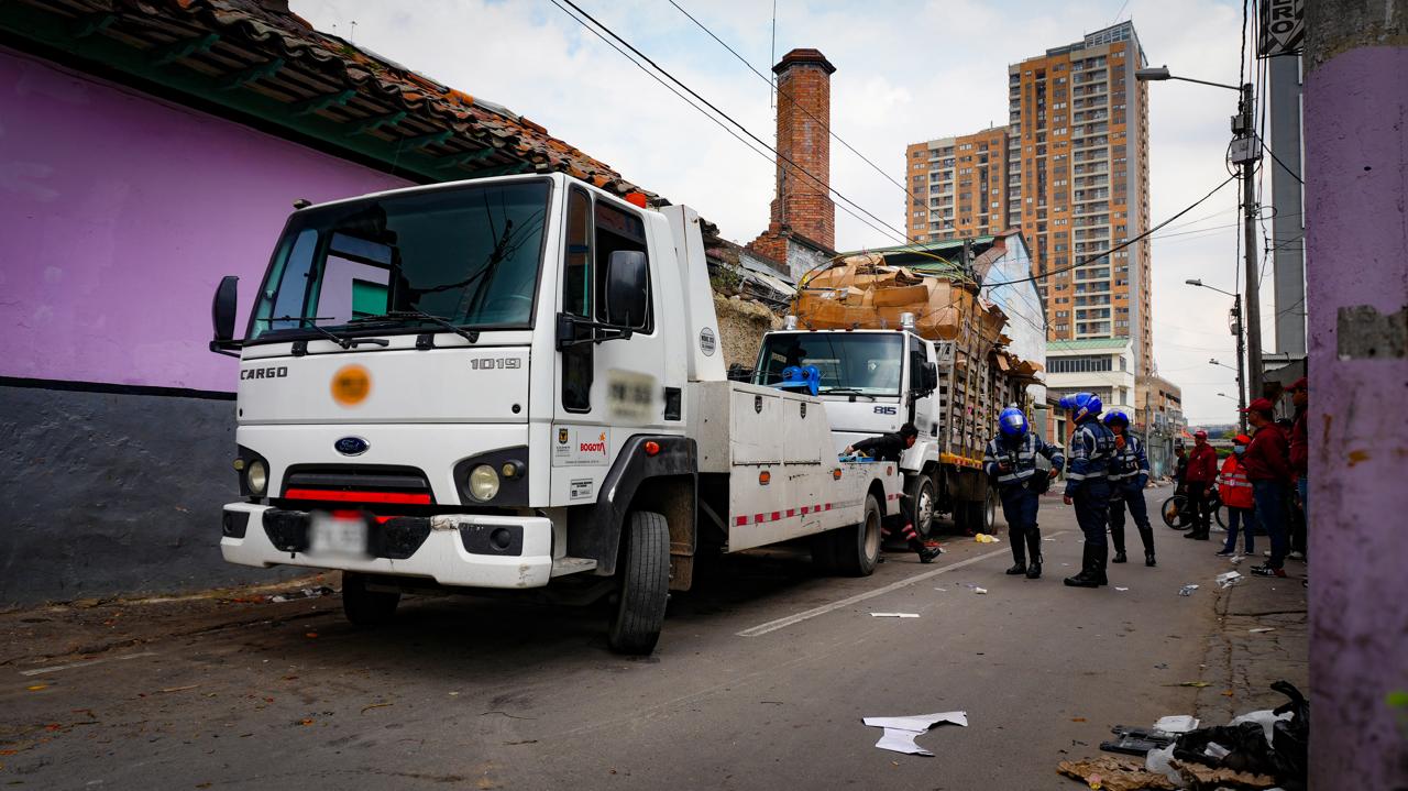 Camiones estacionados en una calle