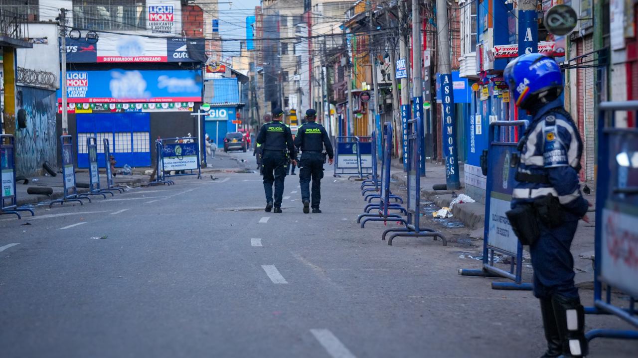 Policías caminando por una calle