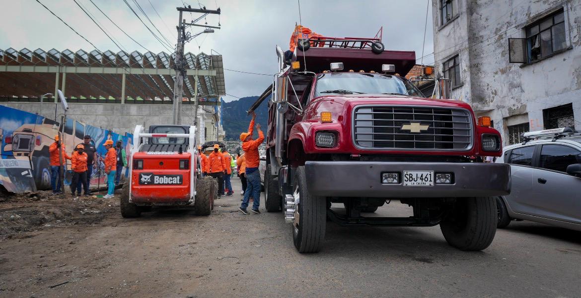 Con palas, escobas y detergente en mano: así fue la recuperación y limpieza del espacio público en el Voto Nacional