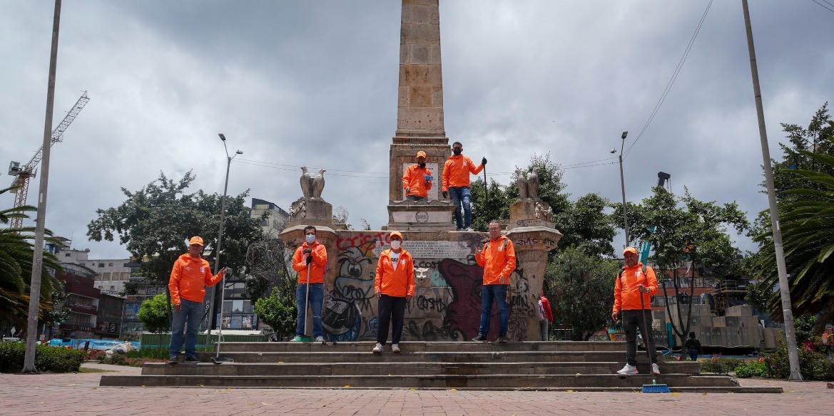 Con palas, escobas y detergente en mano: así fue la recuperación y limpieza del espacio público en el Voto Nacional