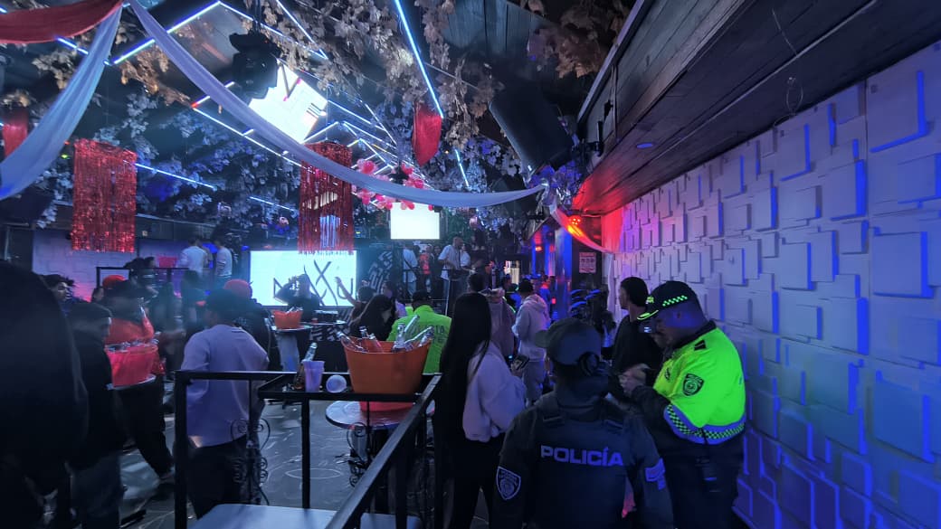 Hallados tres menores consumiendo licor dentro de una bodega de un bar en El Restrepo