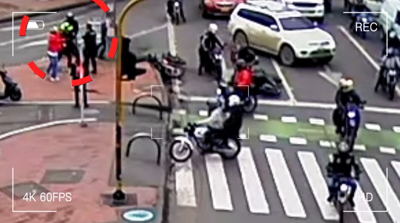 Riña entre motociclistas en la Calle 80 terminó con dos capturados: todo quedó grabado en cámaras Varios motociclistas en un semáforo