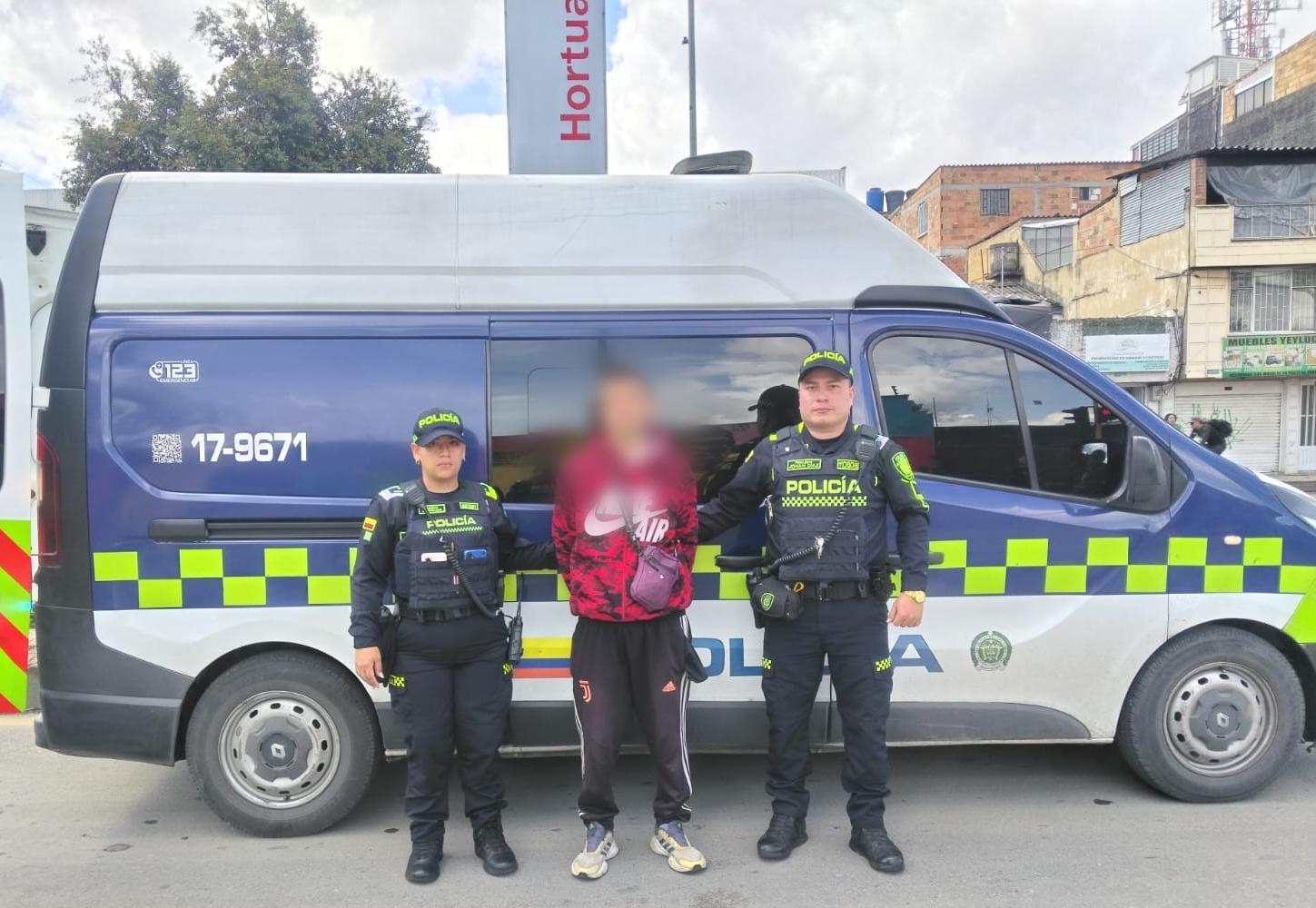 Intentó robar un celular y se tiró a las vías de TransMilenio para escapar: resultó capturado