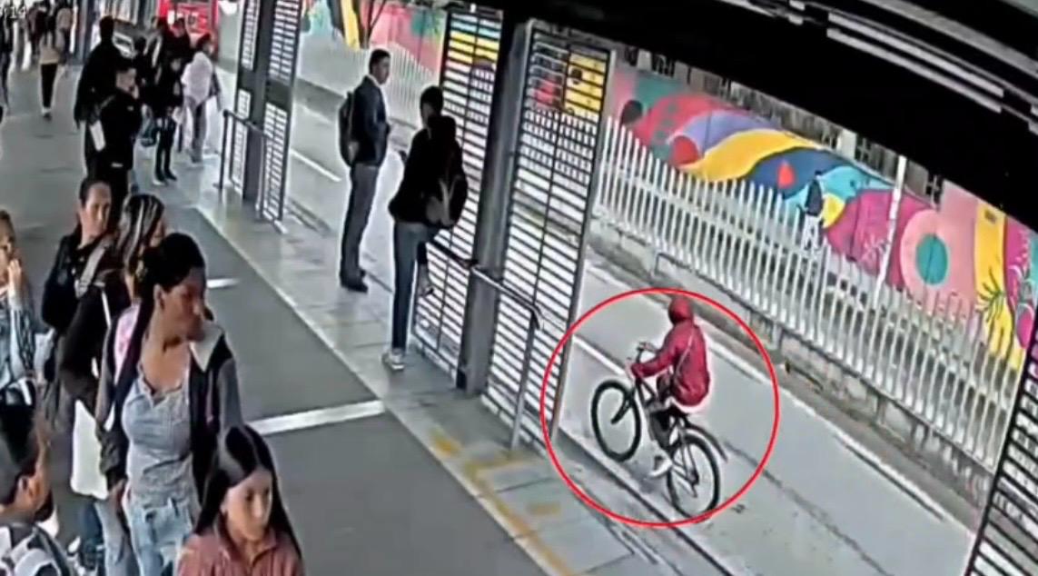 Intentó robar un celular y se tiró a las vías de TransMilenio para escapar: resultó capturado