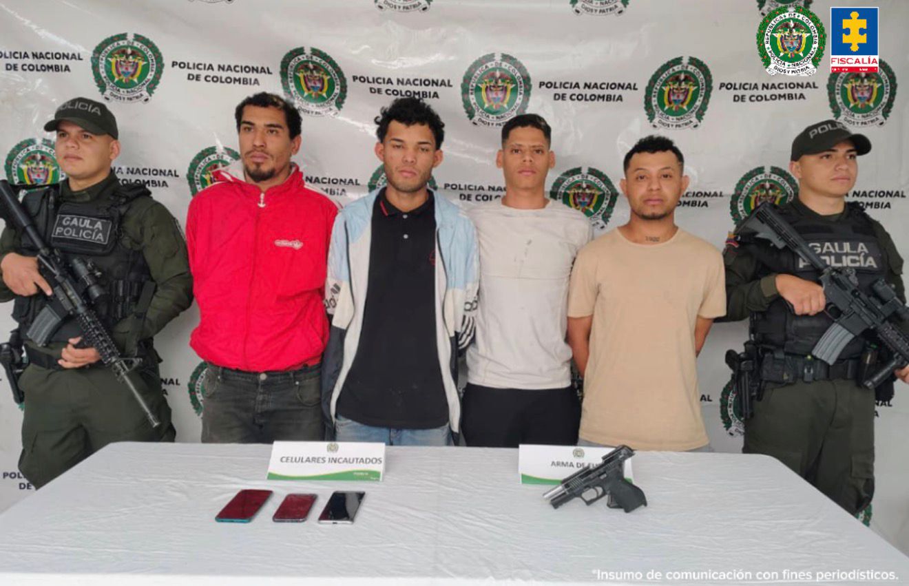 Cuatro hombre capturados con dos policías