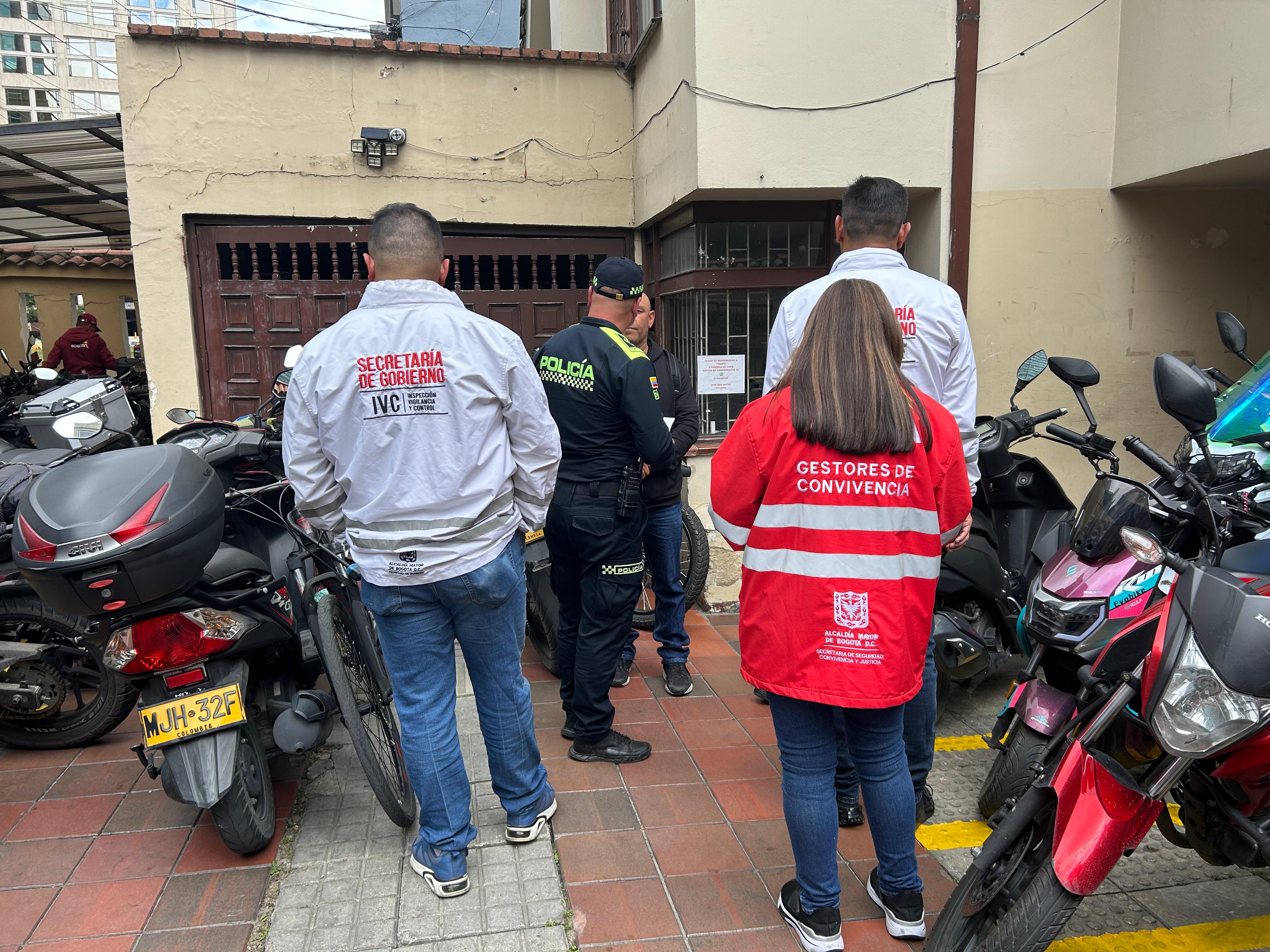 Suspendidos tres parqueaderos que operaban de manera ilegal en garajes y salas en casas de Usaquén