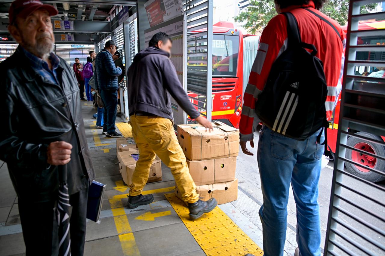 Varias personas en una estación de transmilenio
