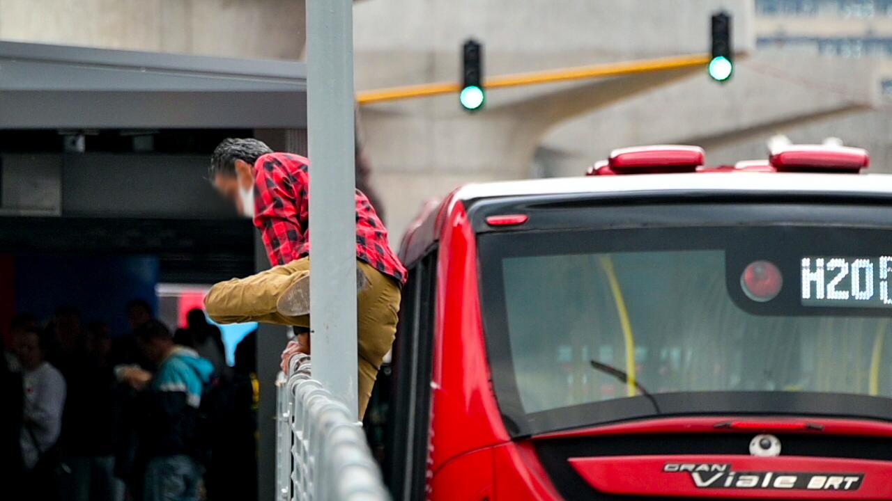 Varias personas en una estación de transmilenio