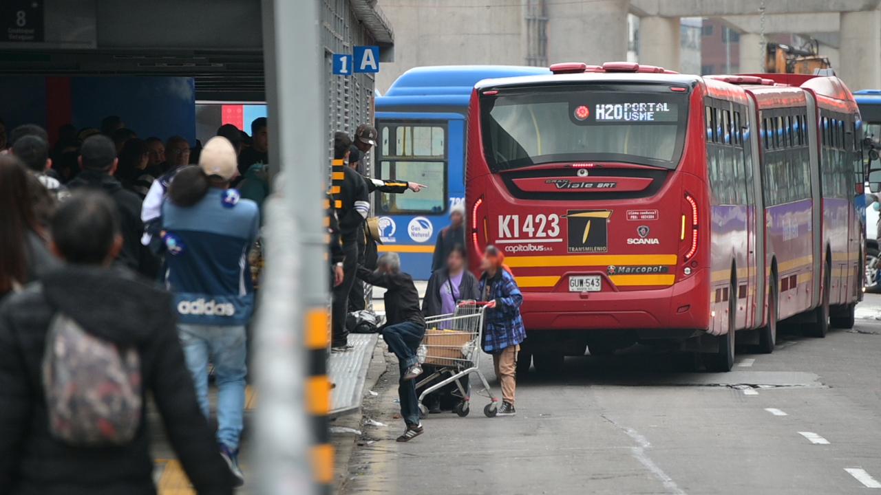 Varias personas en una estación de transmilenio