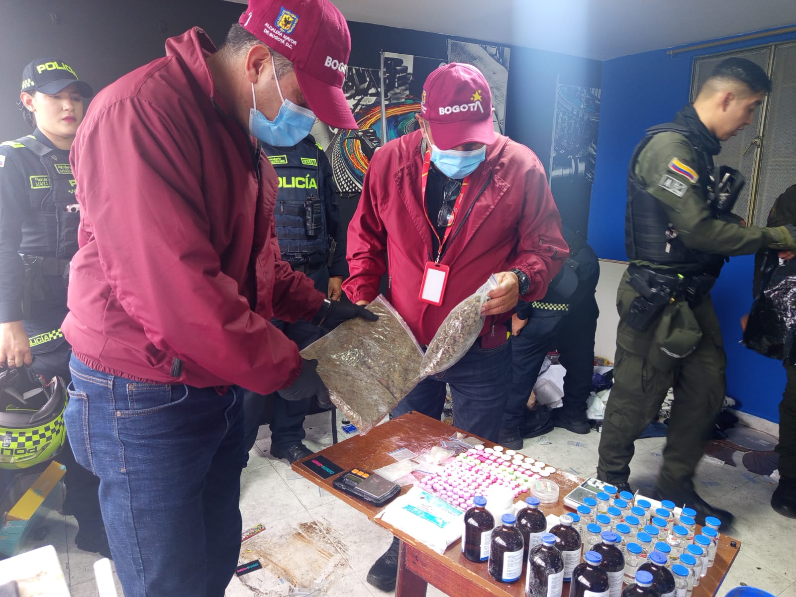 Policía incautando droga