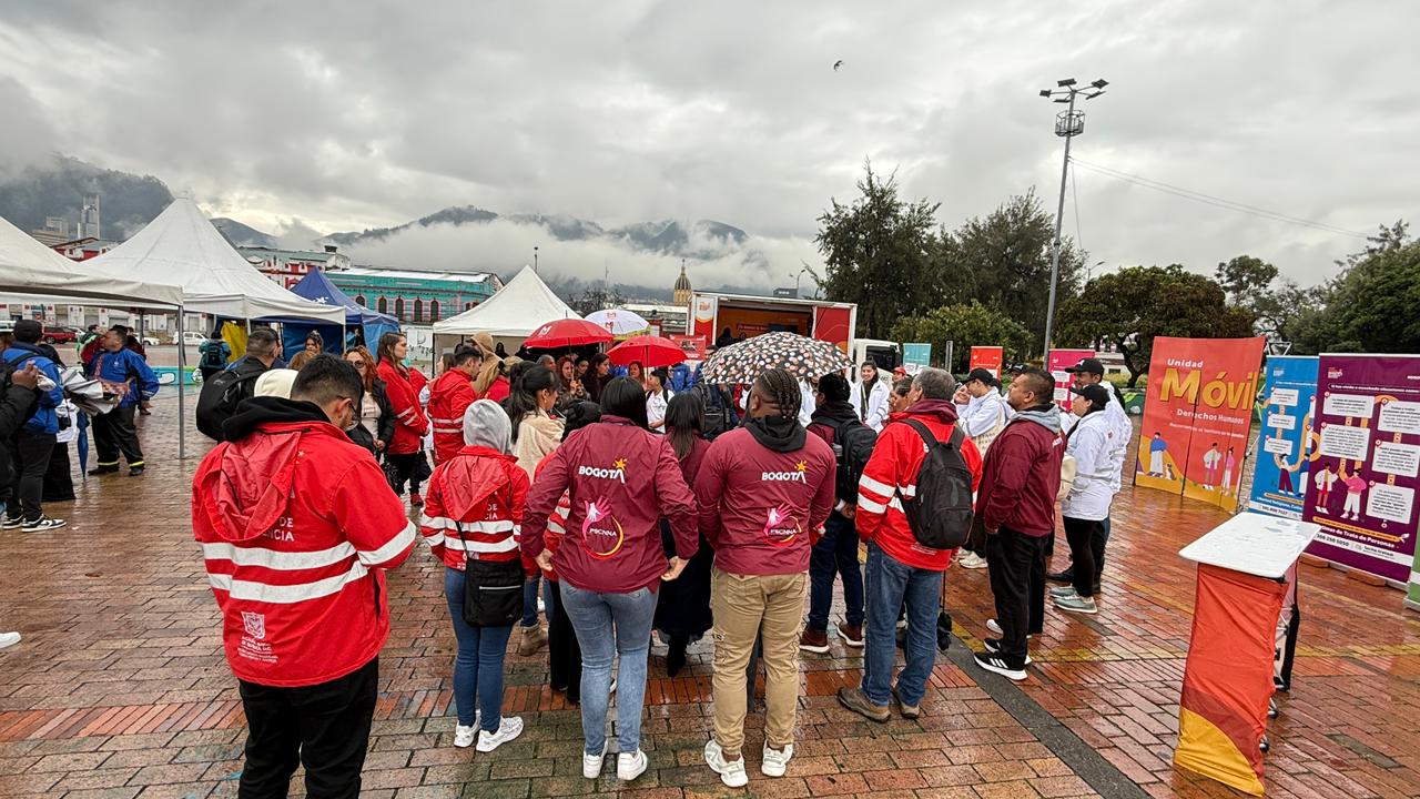 Distrito lanzó en Plaza España nueva Unidad Móvil de Derechos Humanos: entidades como puente de prevención