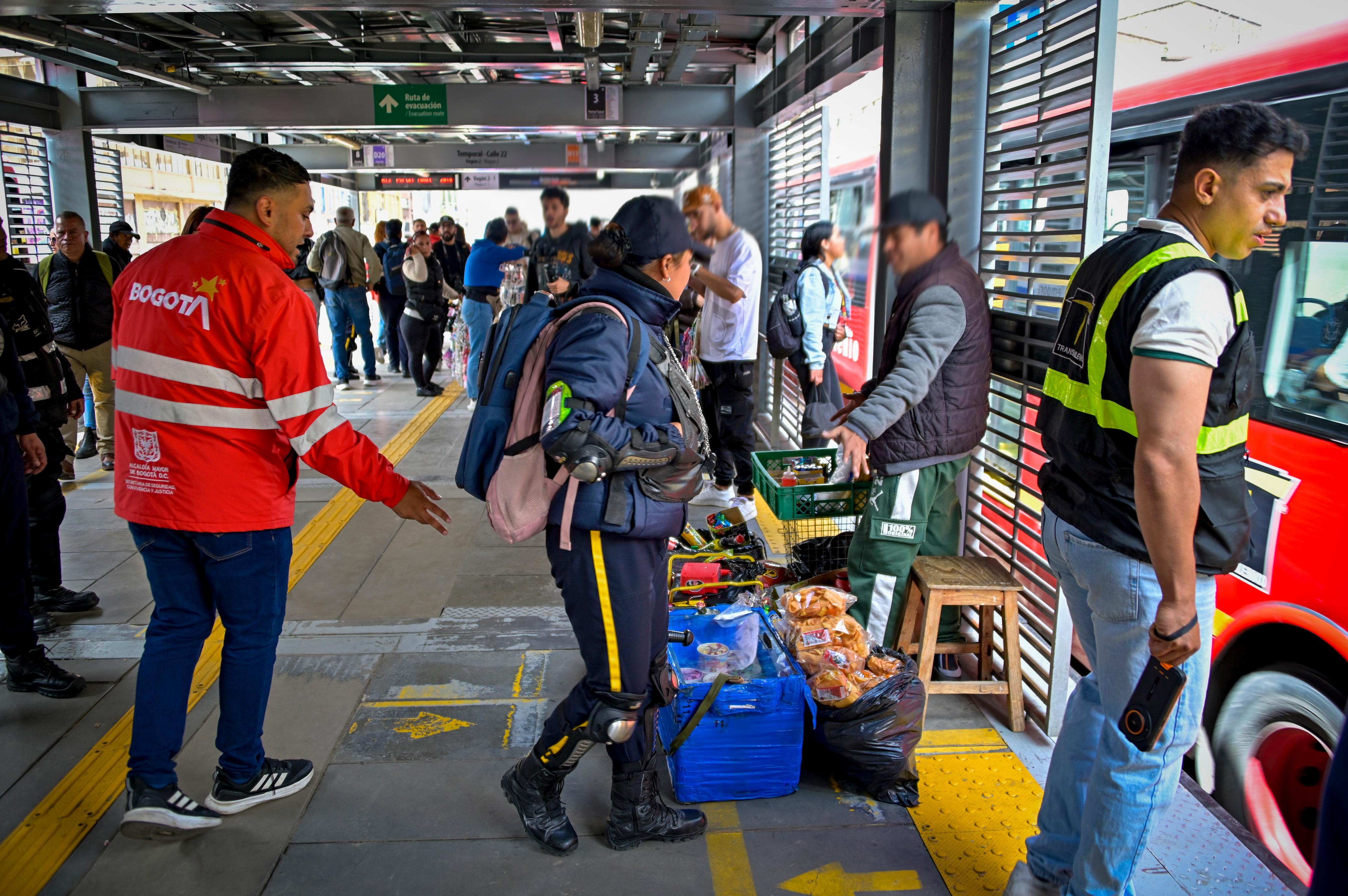 Varias personas en una estación de transmilenio