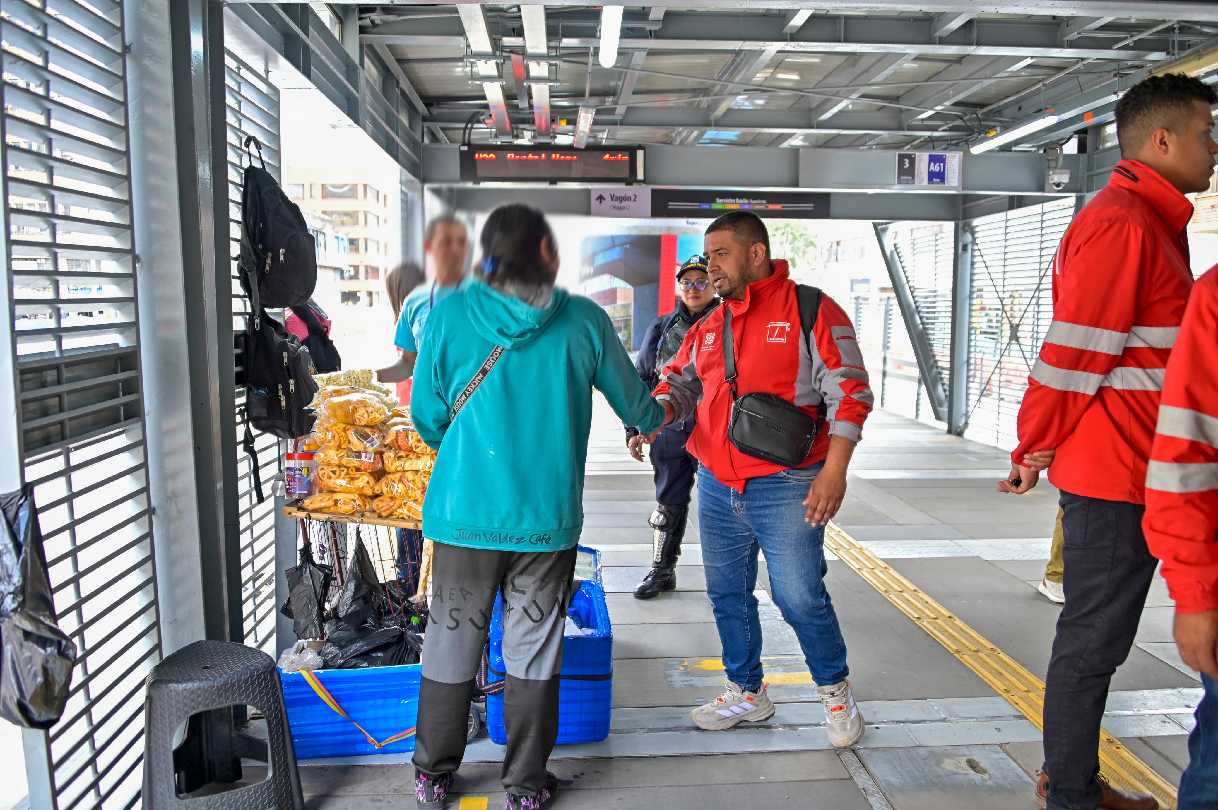 Varias personas en una estación de transmilenio