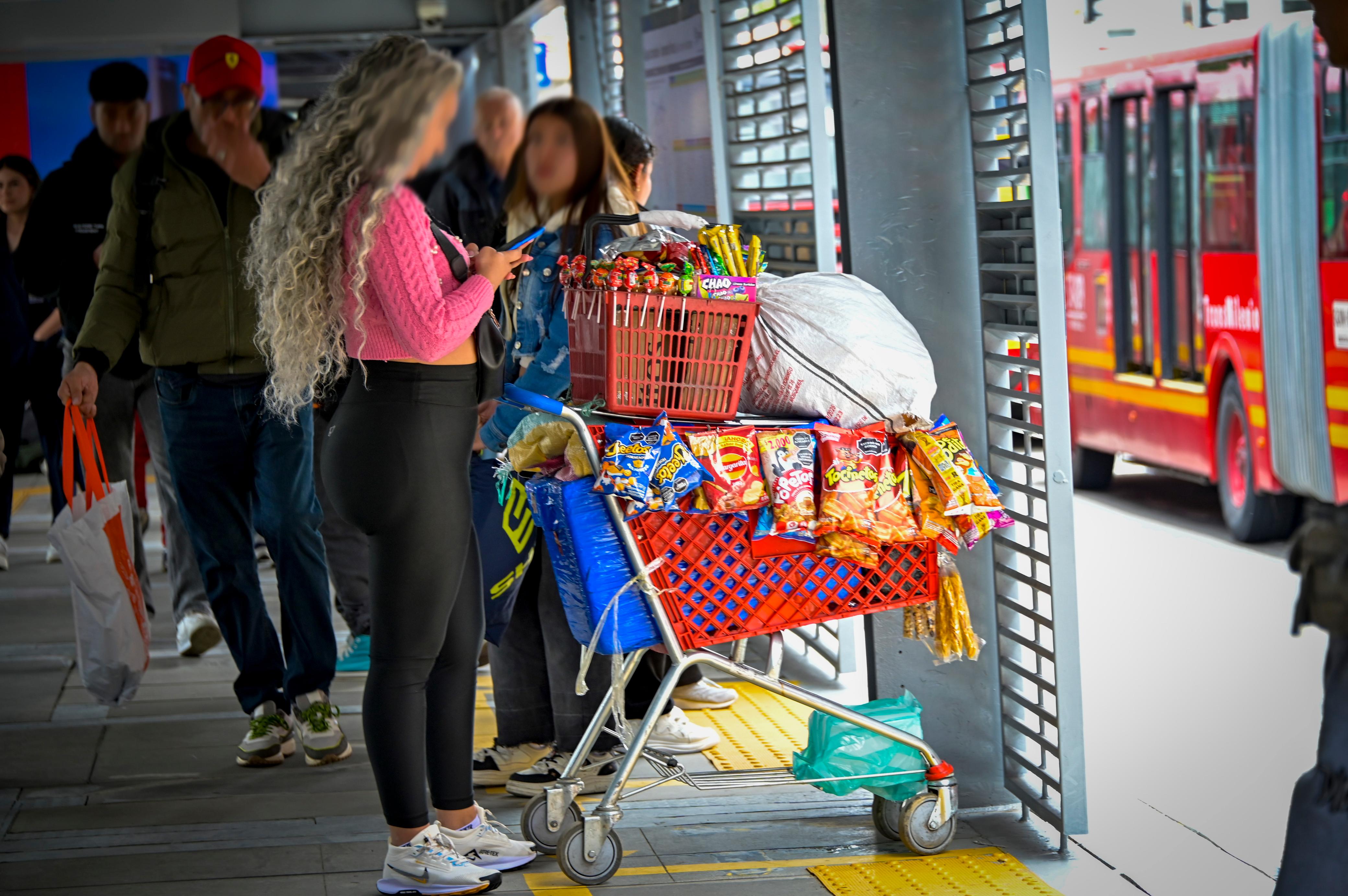 Varias personas en una estación de transmilenio