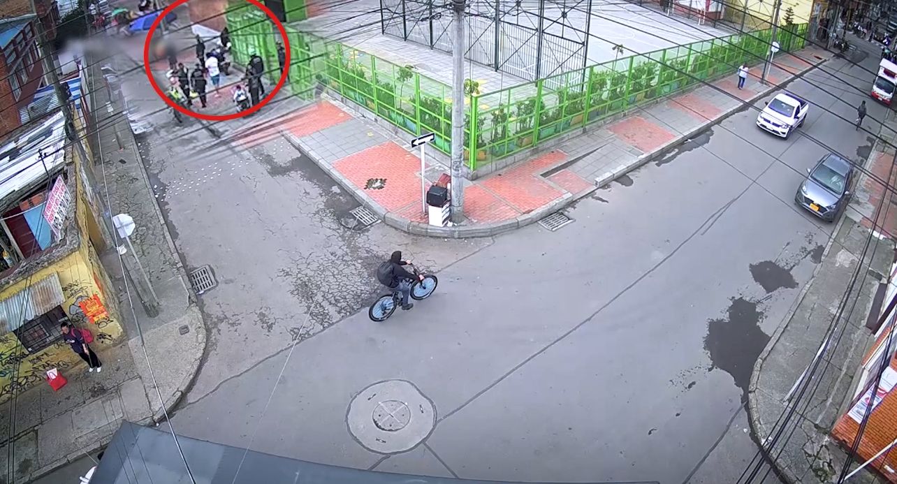 Irrumpió en colegio de Engativá y agredió fuertemente a su hijo: fue capturado tras seguimiento con cámaras Varias personas en una calle