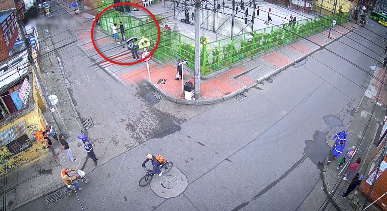 Irrumpió en colegio de Engativá y agredió fuertemente a su hijo: fue capturado tras seguimiento con cámaras Varias personas en una calle