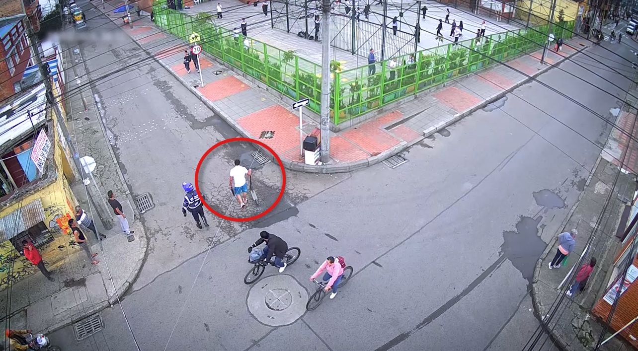 Irrumpió en colegio de Engativá y agredió fuertemente a su hijo: fue capturado tras seguimiento con cámaras Varias personas en una calle
