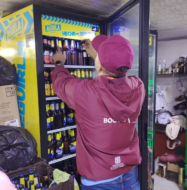 Botellas de whisky adulterado y cervezas vencidas fueron incautadas en megatoma en Bosa