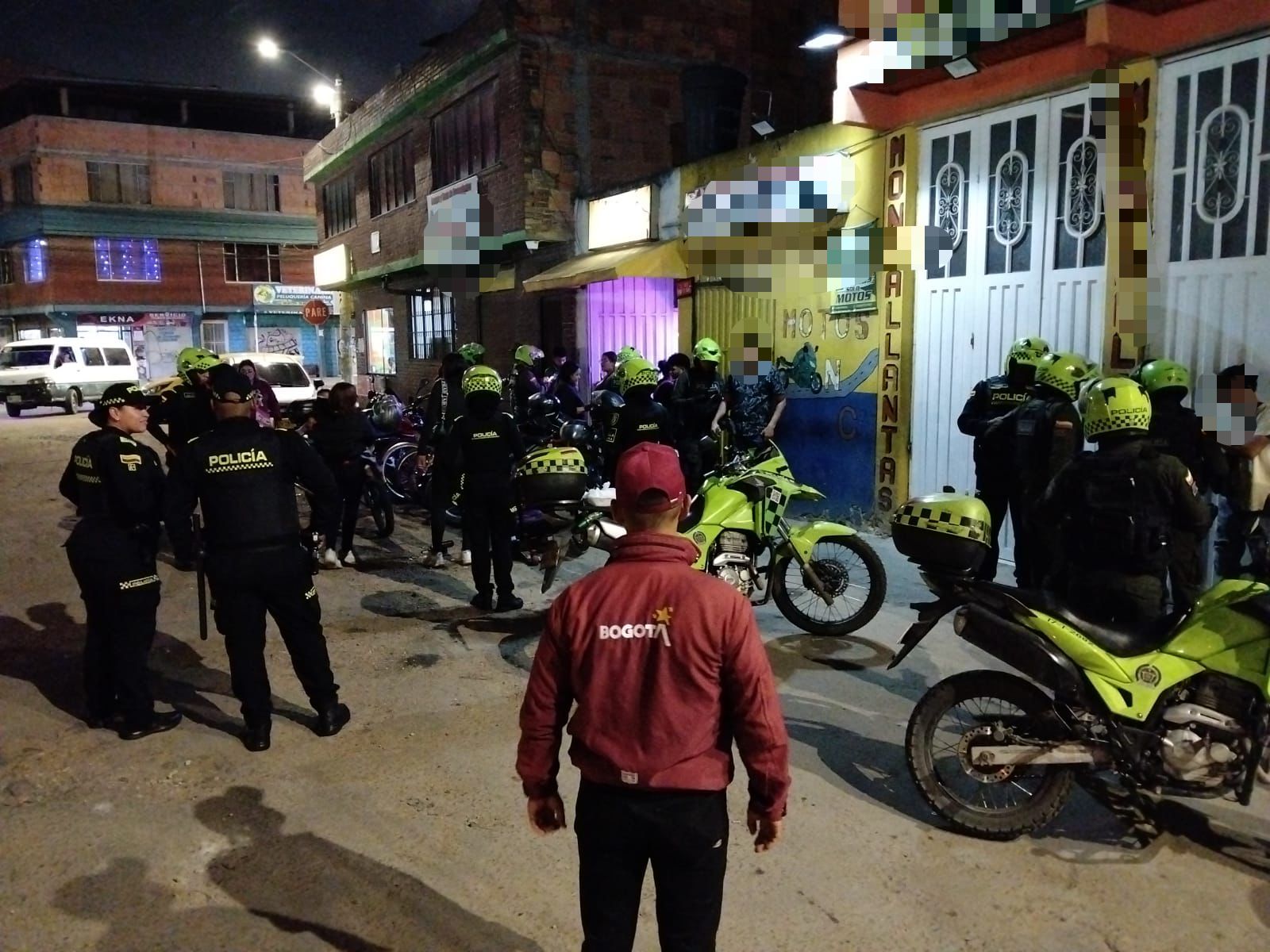 Botellas de whisky adulterado y cervezas vencidas fueron incautadas en megatoma en Bosa