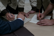 Manos de varias personas sobre una mesa