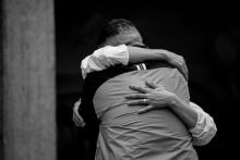Dos personas abrazadas