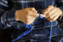 Una persona tejiendo