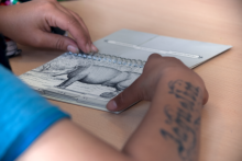 Una persona observando un dibujo