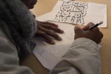 Una persona dibujando