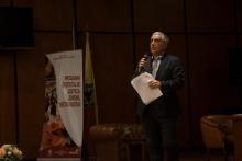 Un hombre hablando por micrófono