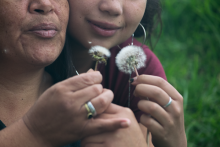 Dos mujeres con flores
