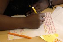 Una persona escribiendo