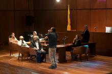 Varias personas reunidas en un recinto