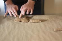 Una persona haciendo una figura en arcilla