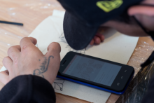 Un hombre con un celular al lado