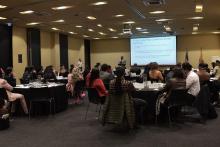 Varias personas en una conferencia