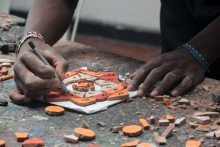 Un hombre elaborando una pieza de carpintería