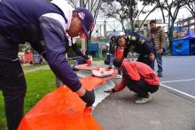 Hombres pintando un parque