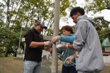 Personas limpiando un parque