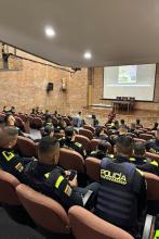 Varios policías recibiendo una charla