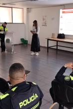 Varios policías recibiendo una charla