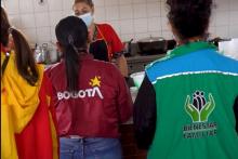 Varias personas en una cocina