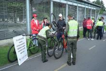 Policías revisando bicicletas de usuarios