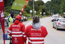 Dos personas en una calle de la ciudad