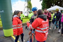 Dos mujeres hablando con un ciclista
