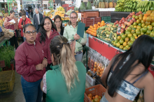 Mujeres hablando en una plaza de mercado