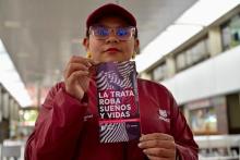 Una mujer con un folleto en sus manos