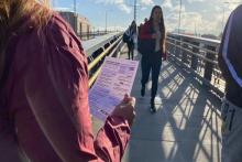 Mujeres caminando por un puente peatonal
