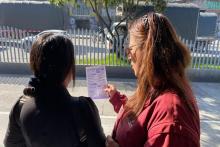 Dos mujeres hablando