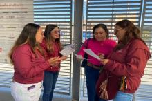 Varias mujeres hablando