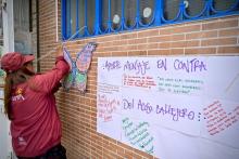 Mujer colocando carteles informativos